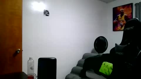 Snapshot of buffsexyman24 chatting on March 1, 12:12 am buffsexyman24 online show from March 1, 12:12 am