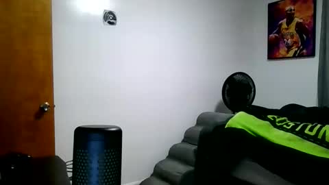 Snapshot of buffsexyman24 chatting on March 21, 2:49 am buffsexyman24 online show from March 21, 2:49 am