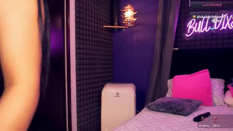 Snapshot of bull_vixen2001 chatting on November 27, 12:18 pm Bunny and The Rock online show from November 27, 12:18 pm