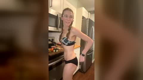 Snapshot of bumblebee_bat chatting on July 12, 5:04 pm Bumblebee Bat Girl athletic fit smalltits skinny natural online show from July 12, 5:04 pm