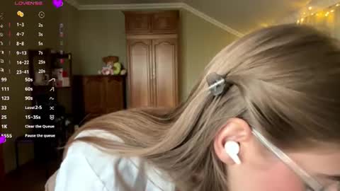 Snapshot of bumblebliss chatting on June 10, 1:54 pm Mary online show from June 10, 1:54 pm