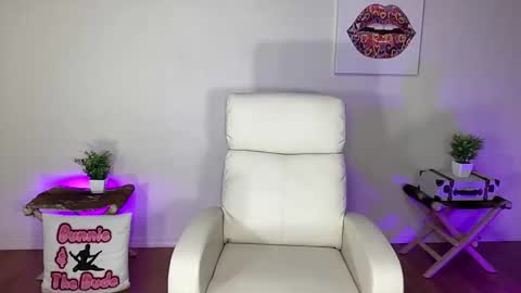 Snapshot of bunnieandthedude chatting on October 28, 6:28 am BUNNIE and THE DUDE TheLebowskis online show from October 28, 6:28 am