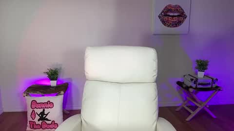 Snapshot of bunnieandthedude chatting on November 15, 3:59 am BUNNIE and THE DUDE TheLebowskis online show from November 15, 3:59 am