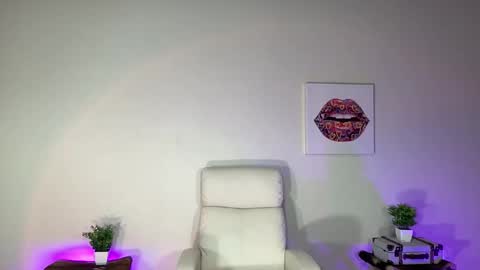 Snapshot of bunnieandthedude chatting on November 22, 4:22 am BUNNIE and THE DUDE TheLebowskis online show from November 22, 4:22 am