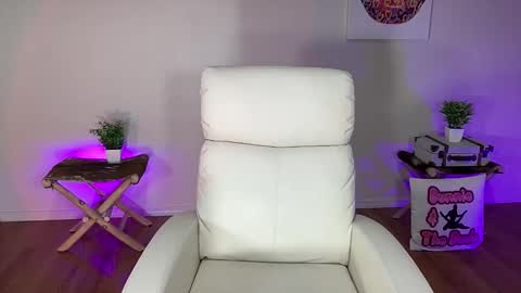 Snapshot of bunnieandthedude chatting on December 1, 4:06 am BUNNIE and THE DUDE TheLebowskis online show from December 1, 4:06 am