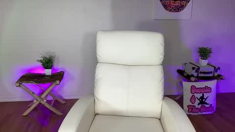 Snapshot of bunnieandthedude chatting on December 4, 1:59 am BUNNIE and THE DUDE TheLebowskis online show from December 4, 1:59 am