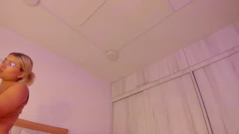 Snapshot of bunny_blush1 chatting on April 1, 7:11 pm bunny_blush1 online show from April 1, 7:11 pm