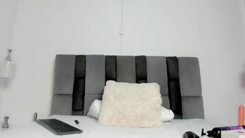 Snapshot of bunny_maxxi chatting on December 9, 3:11 pm bunny online show from December 9, 3:11 pm