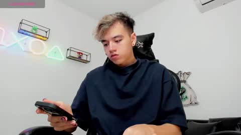 Snapshot of bunny_maxxi chatting on December 16, 12:49 pm bunny online show from December 16, 12:49 pm