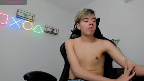 Snapshot of bunny_maxxi chatting on December 16, 4:05 pm bunny online show from December 16, 4:05 pm