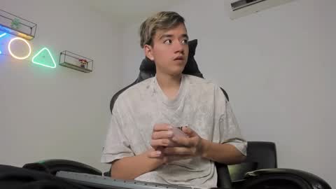 Snapshot of bunny_maxxi chatting on March 9, 12:31 pm bunny online show from March 9, 12:31 pm