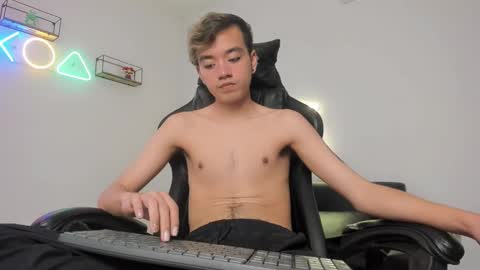 Snapshot of bunny_maxxi chatting on March 9, 3:38 pm bunny online show from March 9, 3:38 pm