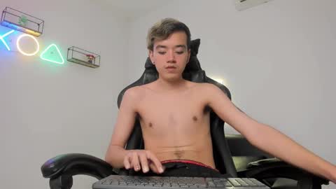 Snapshot of bunny_maxxi chatting on March 9, 6:43 pm bunny online show from March 9, 6:43 pm