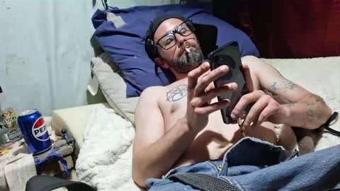 Snapshot of buster18hymen chatting on April 18, 12:36 am Buster18Hymen online show from April 18, 12:36 am