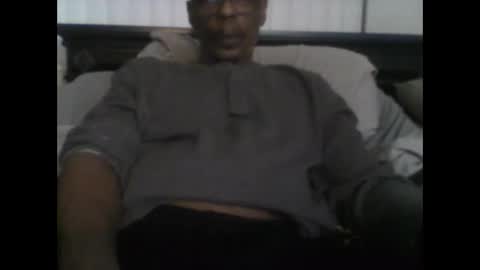 Snapshot of busturgutzgd11 chatting on December 15, 1:02 am Busturgutzgd1 online show from December 15, 1:02 am