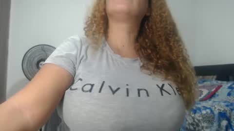 Snapshot of bustyamanda_ chatting on February 21, 4:18 am Amanda online show from February 21, 4:18 am