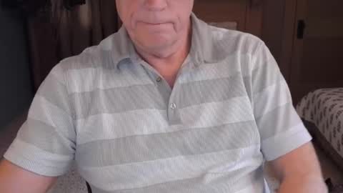 Snapshot of buttnakedfun954737 chatting on December 20, 6:13 pm Miles online show from December 20, 6:13 pm