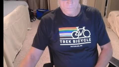 Snapshot of buttnakedfun954737 chatting on June 4, 10:54 am Miles online show from June 4, 10:54 am