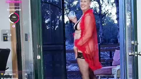 Snapshot of bwoodsbabe chatting on February 5, 1:10 am Bee and John online show from February 5, 1:10 am