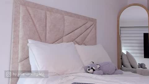 Snapshot of by_juliana chatting on July 27, 2:40 am online show from July 27, 2:40 am