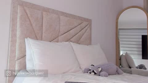 Snapshot of by_juliana chatting on July 30, 4:22 am online show from July 30, 4:22 am
