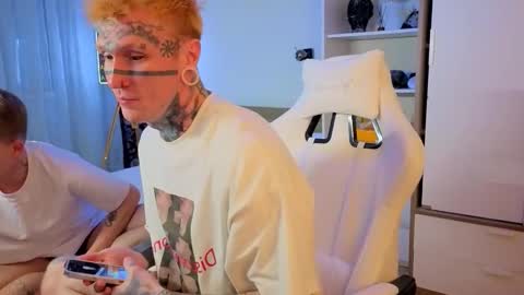 Snapshot of c10h15on chatting on January 16, 2:43 pm c10h15on online show from January 16, 2:43 pm