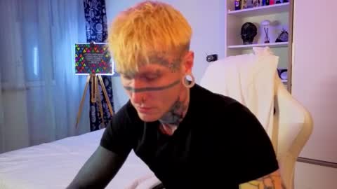 Snapshot of c10h15on chatting on January 17, 2:33 pm c10h15on online show from January 17, 2:33 pm