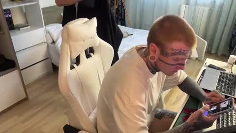 Snapshot of c10h15on chatting on February 3, 9:14 am c10h15on online show from February 3, 9:14 am