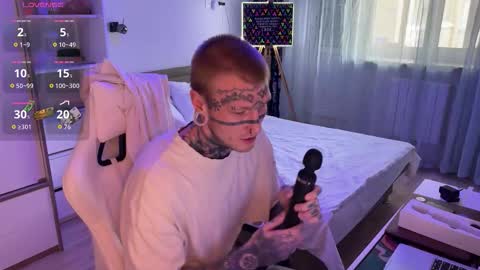 Snapshot of c10h15on chatting on February 5, 8:41 am c10h15on online show from February 5, 8:41 am