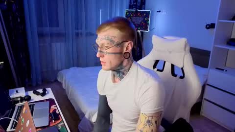 Snapshot of c10h15on chatting on February 18, 3:35 am c10h15on online show from February 18, 3:35 am