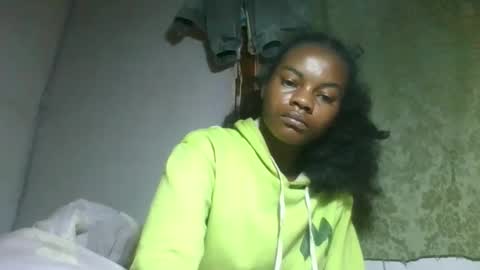 Snapshot of caella98 chatting on May 20, 6:52 am caella98 online show from May 20, 6:52 am