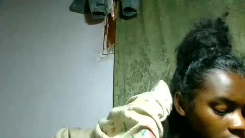 Snapshot of caella98 chatting on May 21, 11:17 am caella98 online show from May 21, 11:17 am