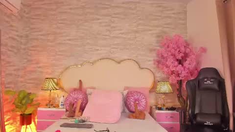 Snapshot of cahitlinbel chatting on August 6, 5:53 am Cahitlin online show from August 6, 5:53 am