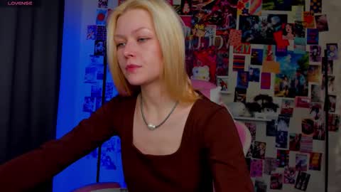 Snapshot of callista_a chatting on November 11, 11:21 am Robin online show from November 11, 11:21 am