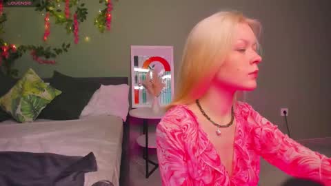 Snapshot of callista_a chatting on November 19, 11:10 am Robin online show from November 19, 11:10 am