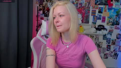 Snapshot of callista_a chatting on November 23, 11:10 am Robin online show from November 23, 11:10 am