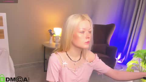 Snapshot of callista_a chatting on December 3, 3:03 am Robin online show from December 3, 3:03 am