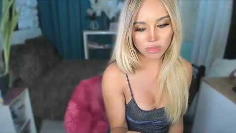 Snapshot of callmebythename_daisy chatting on June 11, 3:54 pm A STINGY MAN IS A SIGN OF UNWELLINGNESS. online show from June 11, 3:54 pm