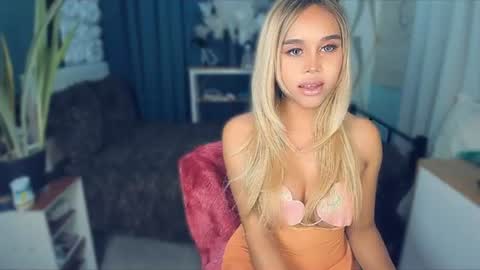 Snapshot of callmebythename_daisy chatting on June 21, 6:10 pm A STINGY MAN IS A SIGN OF UNWELLINGNESS. online show from June 21, 6:10 pm