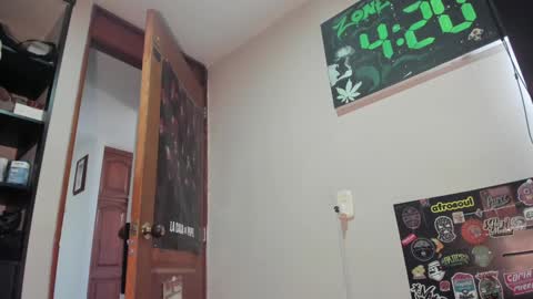 Snapshot of callsmoke chatting on December 19, 7:18 pm Emma online show from December 19, 7:18 pm