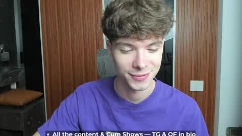 Snapshot of calvin_loves_you chatting on April 8, 5:24 pm Hey I am Calvin online show from April 8, 5:24 pm