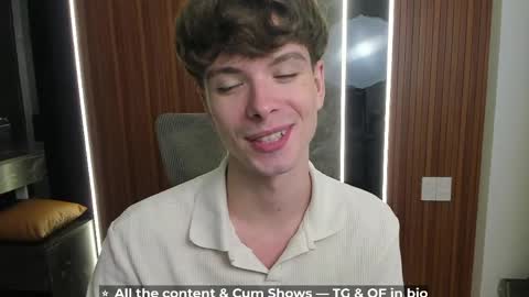 Snapshot of calvin_loves_you chatting on April 17, 5:16 pm Hey I am Calvin online show from April 17, 5:16 pm