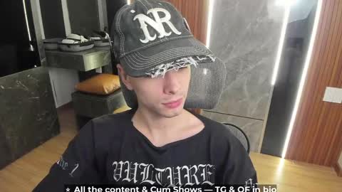 Snapshot of calvin_loves_you chatting on June 2, 5:15 pm Hey I am Calvin online show from June 2, 5:15 pm
