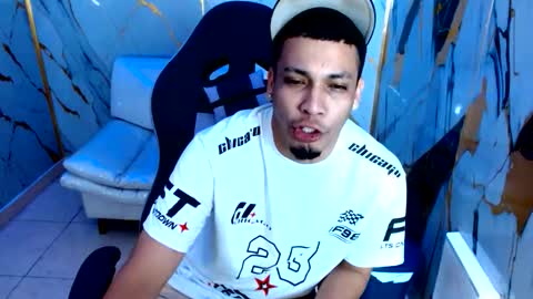 Snapshot of cam_xman chatting on June 7, 12:20 pm cam_xman online show from June 7, 12:20 pm