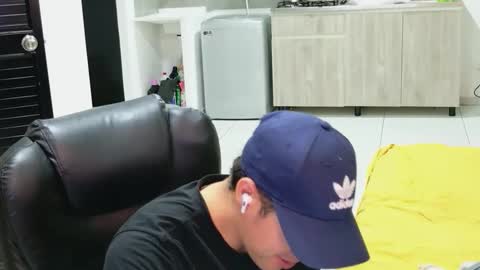 Snapshot of camara110 chatting on May 12, 1:47 am camara110 online show from May 12, 1:47 am