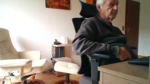 Snapshot of camcologne chatting on December 3, 10:24 am camcologne online show from December 3, 10:24 am