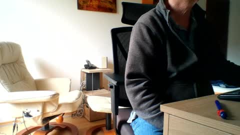 Snapshot of camcologne chatting on May 6, 8:52 am camcologne online show from May 6, 8:52 am
