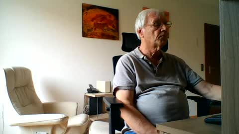 Snapshot of camcologne chatting on June 17, 7:11 am camcologne online show from June 17, 7:11 am
