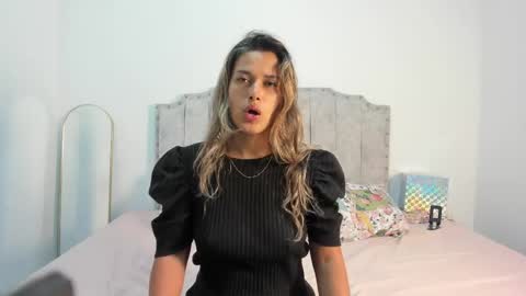 Snapshot of camila_borbon_ chatting on May 6, 10:20 am online show from May 6, 10:20 am