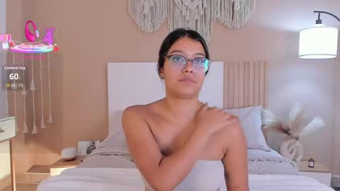 Snapshot of camila_bustamante_ chatting on June 4, 2:01 pm camila_bustamante_ online show from June 4, 2:01 pm